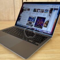 MacBook Air 13.3’’ retina 2020 - CPU M1 Core 8 - 256Go SSD/8Go Ram - Occasion avec 2 mois de garantie - Très très bon état.