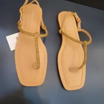 Pieds nues STRADIVARIUS - Générique - P.39 à 42 - Jaune